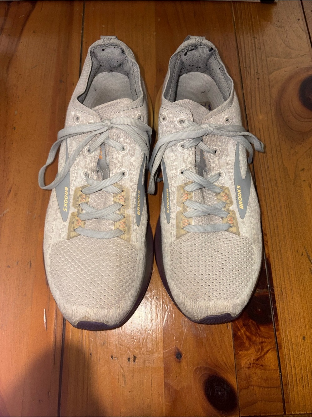 Brooks DNA AMP Light Gray Athletic Lace-Up Sneakers with Gold Accents